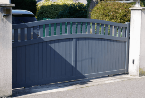 Installation de portail battant en aluminium Pechbonnieu